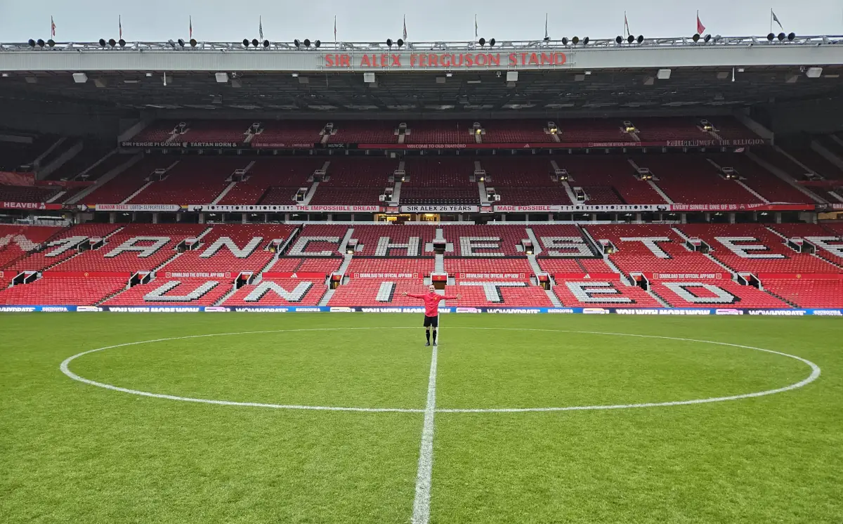 Zdjęcie na tle największej trybuny na Old Trafford – sir Alexa Fergusona | Fot. DevilPage.pl
