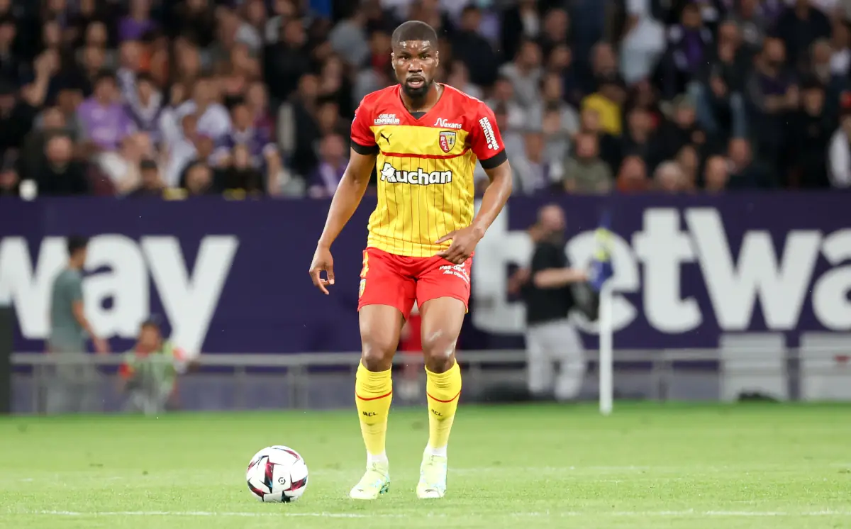 Manchester United obserwuje obroc RC Lens