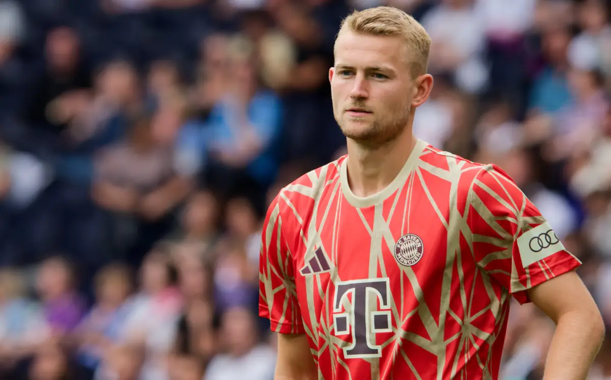 De Ligt i Mazraoui w drodze na testy medyczne do Manchesteru