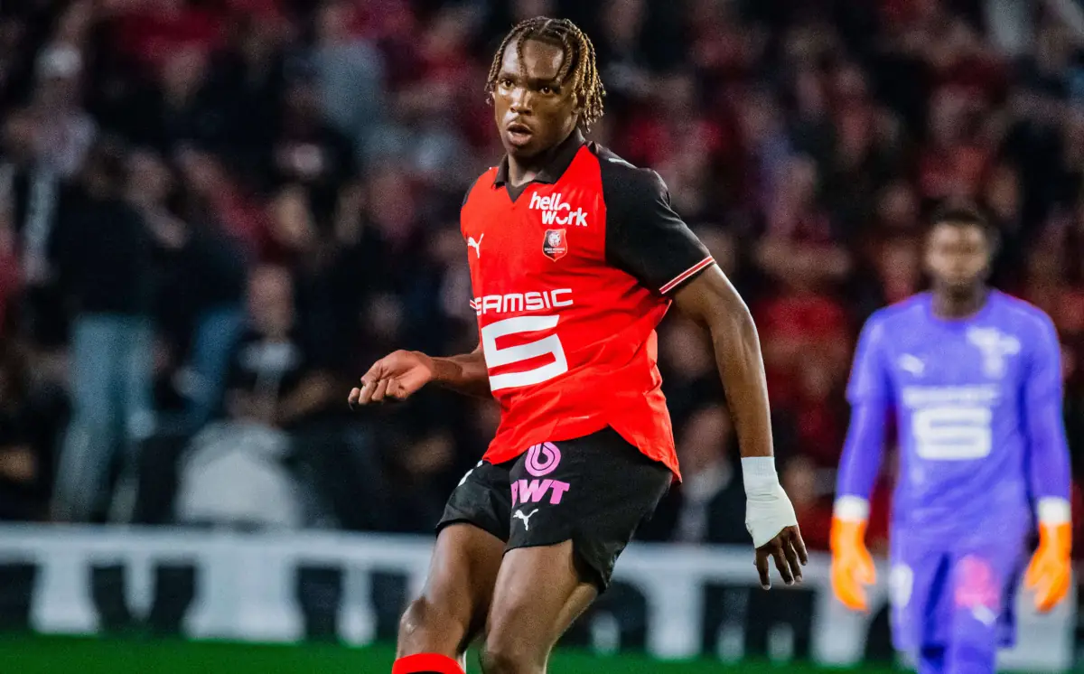 Manchester United monitoruje defensora Stade Rennais