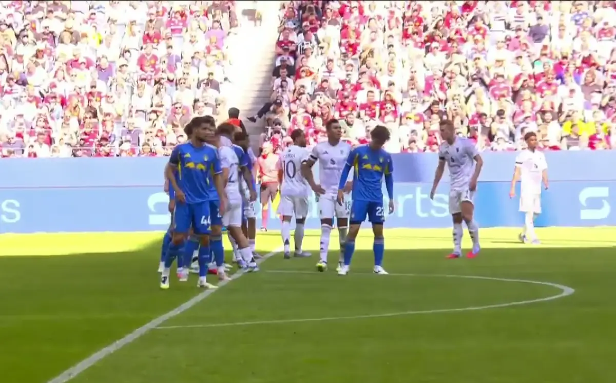 Manchester United - Leeds United 0:0. Pierwsze minuty po wakacyjnej przerwie zaliczone