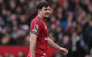 Harry Maguire zgodził się na obniżkę pensji, aby zostać w Manchesterze United
